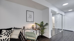 Den area with a dedicated workspace and twin size pullout bed. - Exquisitely Furnished 1BR Suite in DWTN Toronto (Toronto)