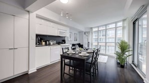 Fully stocked kitchen and a cozy dining space. - Exquisitely Furnished 1BR Suite in DWTN Toronto (Toronto)