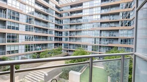 Private balcony - Exquisitely Furnished 1BR Suite in DWTN Toronto (Toronto)