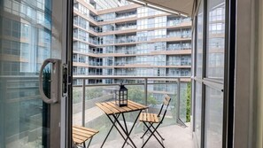 Private balcony - Exquisitely Furnished 1BR Suite in DWTN Toronto (Toronto)