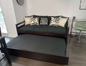 Twin size pullout bed. - Exquisitely Furnished 1BR Suite in DWTN Toronto (Toronto)