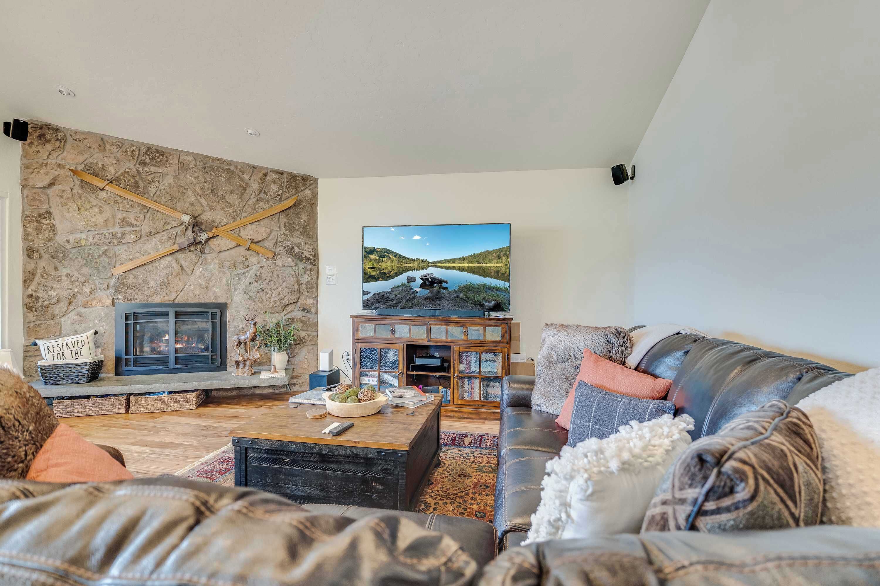 Fernseher, Kamin, Videospiele, DVD-Player