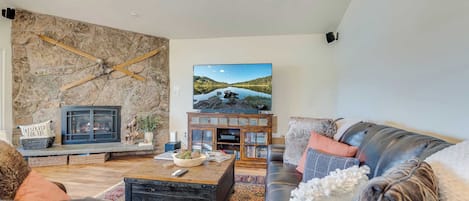 Fernseher, Kamin, Videospiele, DVD-Player