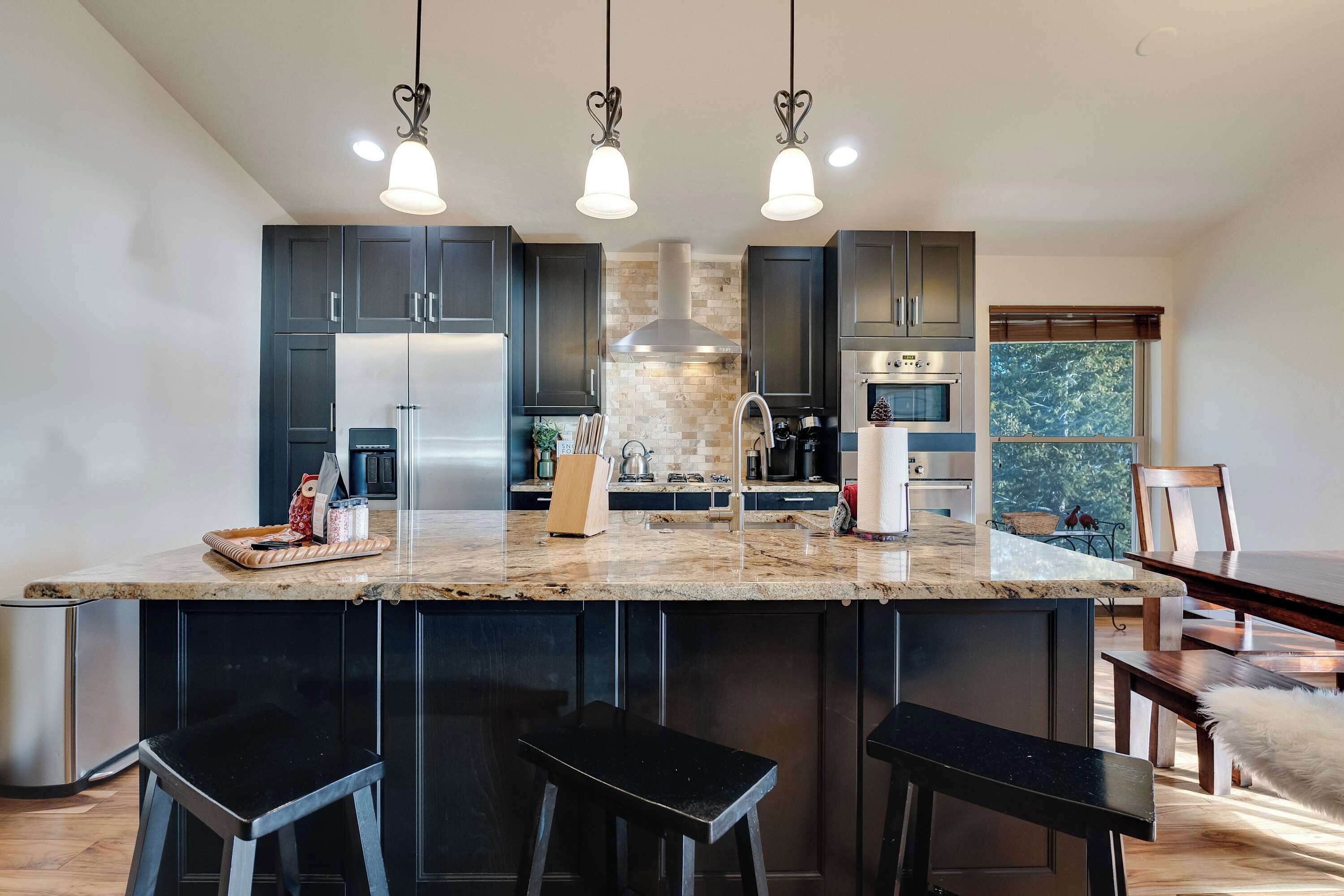 冷蔵庫、電子レンジ、オーブン、コンロ