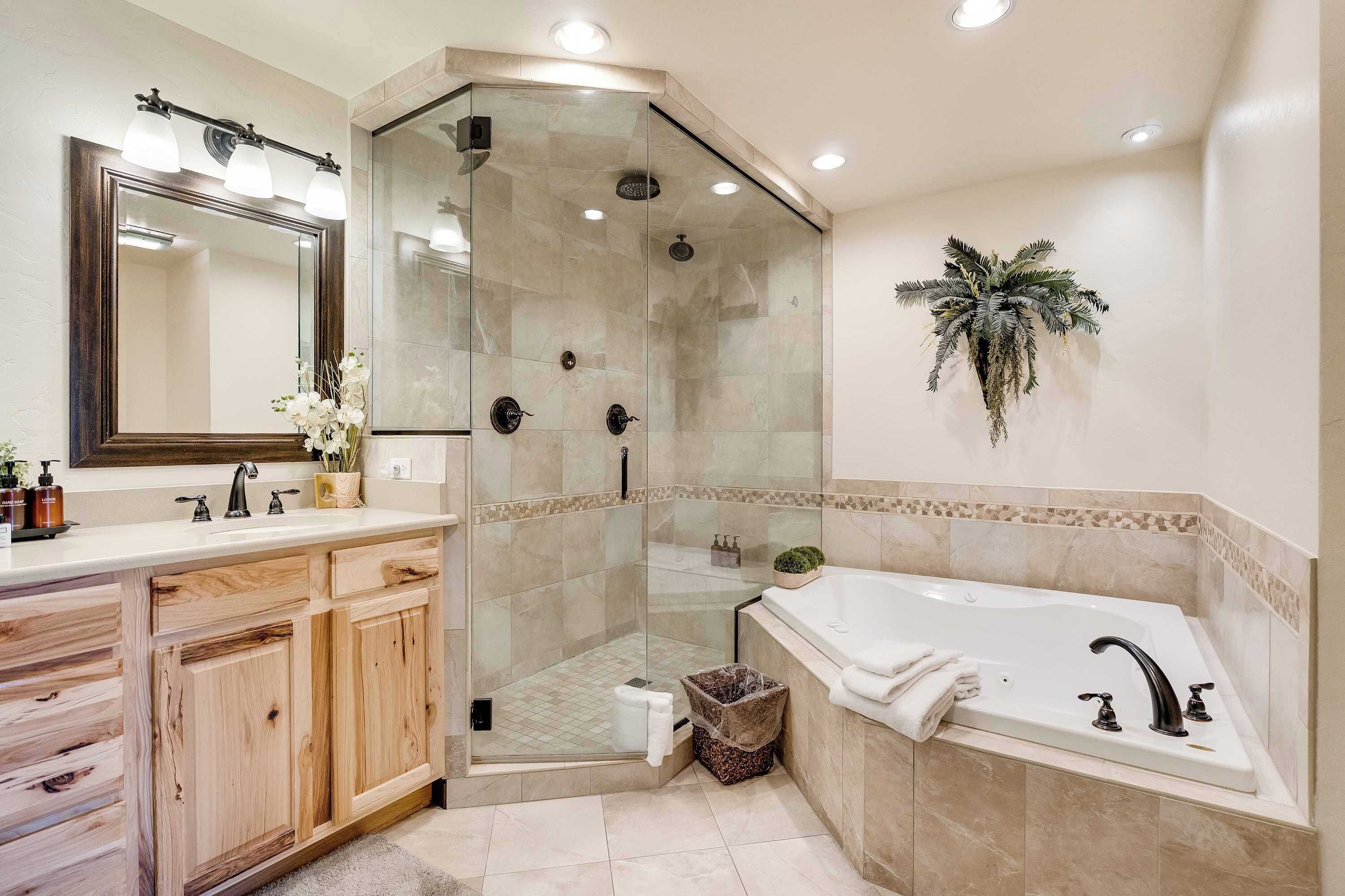 Regadera, secadora de cabello, toallas, shampoo 