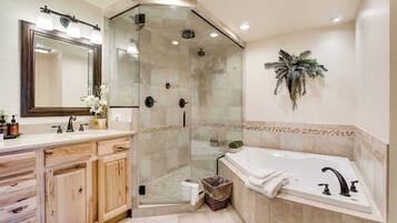 Regadera, secadora de cabello, toallas, shampoo