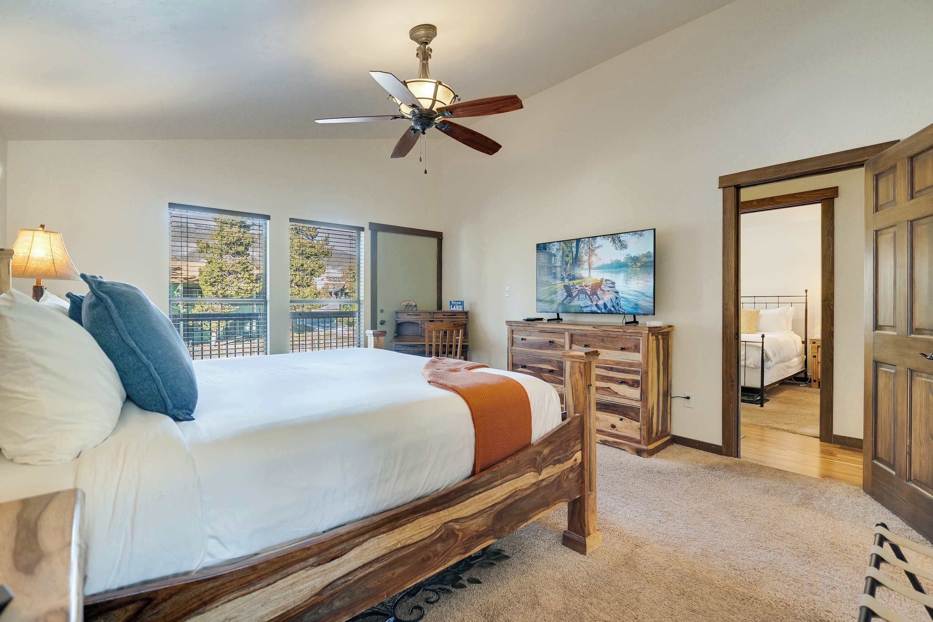 2 habitaciones, escritorio y tabla de planchar con plancha 