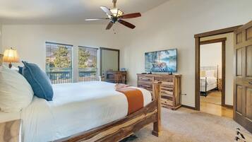 2 habitaciones, escritorio y tabla de planchar con plancha