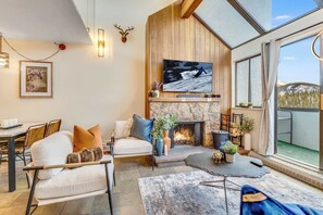 Smart TV, fireplace, video games, DVD player - Safir Haus at Beaver Run Resort Ski In Ski Out (Breckenridge)