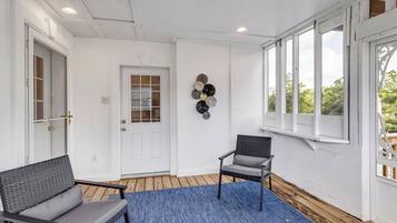 Hus, utsikt mot bukt | Terrasse/patio