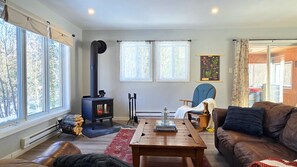 Smart TV, fireplace, books - 2 Acre Nature Retreat, Private Lake, Firepit, Bird Sanctuary, Stargazing (Wentworth)