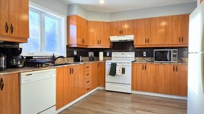 Fridge, microwave, oven, stovetop - 2 Acre Nature Retreat, Private Lake, Firepit, Bird Sanctuary, Stargazing (Wentworth)