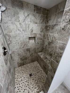 Shower, towels, soap, toilet paper - Charming Cedar City cabin: Horse friendly (Cedar City)