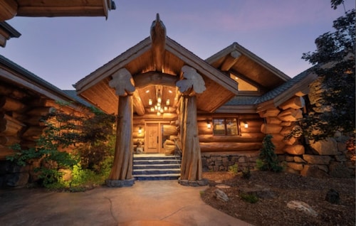 Majestic Mt. Shasta Retreat, Breathtaking Views of Mt. Shasta & Lake Siskiyou