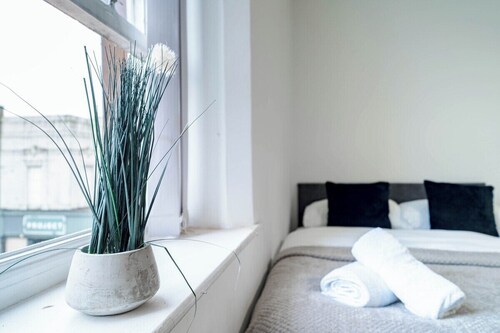 Modern Family Flat | Sleeps 6