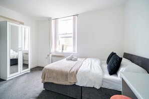 2 dormitoris, planxa i posts de planxar, wifi i roba de llit 