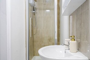 Assecador de cabells, tovalloles, sabó i paper higiènic 