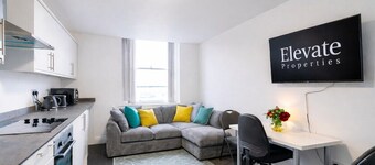 Modern Family Flat | Sleeps 6