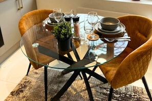 Dining - Luxurious 6bd Apt, Wifi, Ensuite, outdoor area (Birmingham)