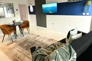 Living area - Luxurious 6bd Apt, Wifi, Ensuite, outdoor area (Birmingham)