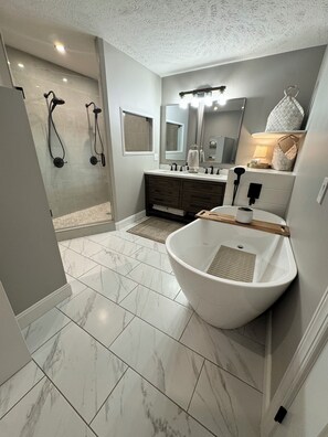 Shower, hair dryer, towels, soap - Kid friendly vacation home with pool and garage bonus area with a pool table! (Henderson)