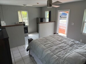 1 bedroom, Internet, bed sheets - Pet-Friendly Riverfront Retreat - Cozy Studio in Arts District (Melbourne)