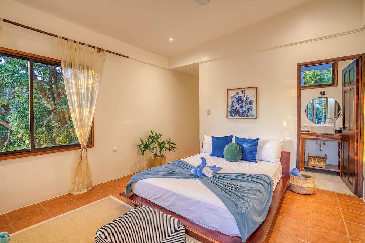 Rideaux occultants, fer et planche à repasser, lits bébé (gratuits)