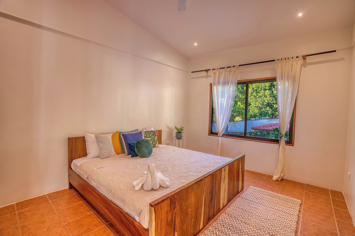 Rideaux occultants, fer et planche à repasser, lits bébé (gratuits)