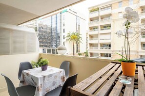 Outdoor dining - Le Roxane joli cocon avec petit terrasse (Cannes)