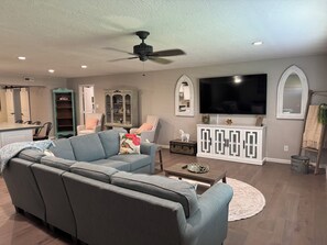 Living area - Spacious 5-bedroom house in beautiful Yuma with AC and sparkling pool (Yuma)