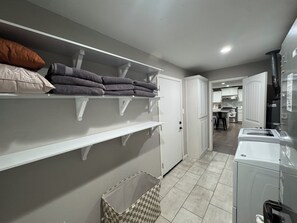 Interior - Spacious 5-bedroom house in beautiful Yuma with AC and sparkling pool (Yuma)