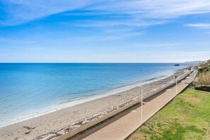 Plage, chaises longues, serviettes de plage