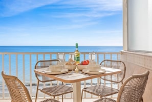 Outdoor dining - Apartment 'Vista Mar y Sol' Estepona (Estepona)