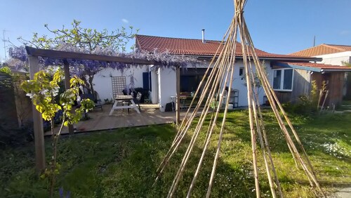 Bassin d'Arcachon house, garden and outbuilding. Near train station.4 bdrms