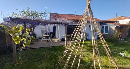 Bassin d'Arcachon house, garden and outbuilding. Near train station.4 bdrms