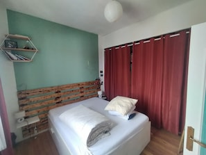 Tabla de planchar con plancha, wifi y ropa de cama 