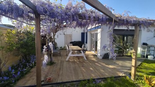 Bassin d'Arcachon house, garden and outbuilding. Near train station.4 bdrms