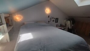 Iron/ironing board, WiFi, bed sheets