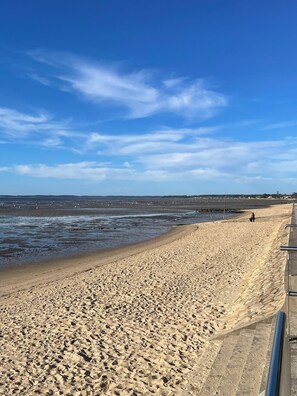 A sandy beach with a clear sky and a few clouds. - Fisherman's hut near the Arcachon Basin in Andernos. (Andernos-les-Bains)