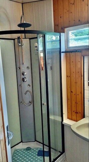 Dusch, handdukar och toalettpapper