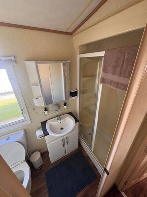 Shower - Coastfields MC27 3-bedroom caravan in quaint Ingoldmells perfect for families (Ingoldmells)