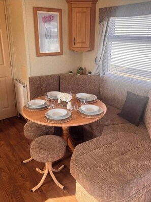 Dining - Coastfields MC27 3-bedroom caravan in quaint Ingoldmells perfect for families (Ingoldmells)