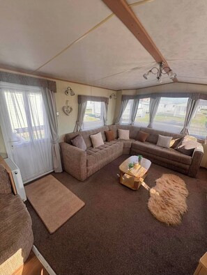 Living area - Coastfields MC27 3-bedroom caravan in quaint Ingoldmells perfect for families (Ingoldmells)