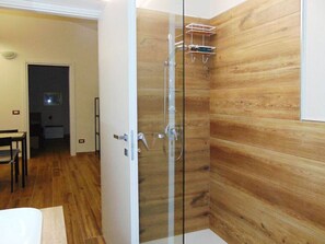 Doccia, asciugacapelli, bidet, asciugamani