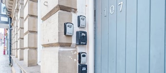 Cozy Studio, Great for Couples & FREE Parking!