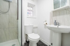 Dusch, hårtork, handdukar och tvål