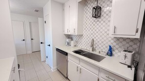 Private kitchen - Quick Commute to Hospitals and Tyndall! (Panama City)