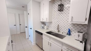 Fridge, microwave, oven, stovetop - Quick Commute to Hospitals and Tyndall, Gorgeous Stay! (Panama City)