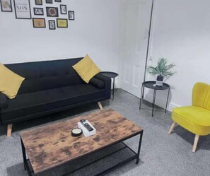 TV, fireplace, ping pong, books - Modern Home, Walk to Etihad & Co-op Live Arena (Manchester)