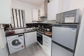 Fridge, microwave, oven, stovetop - Modern Home, Walk to Etihad & Co-op Live Arena (Manchester)